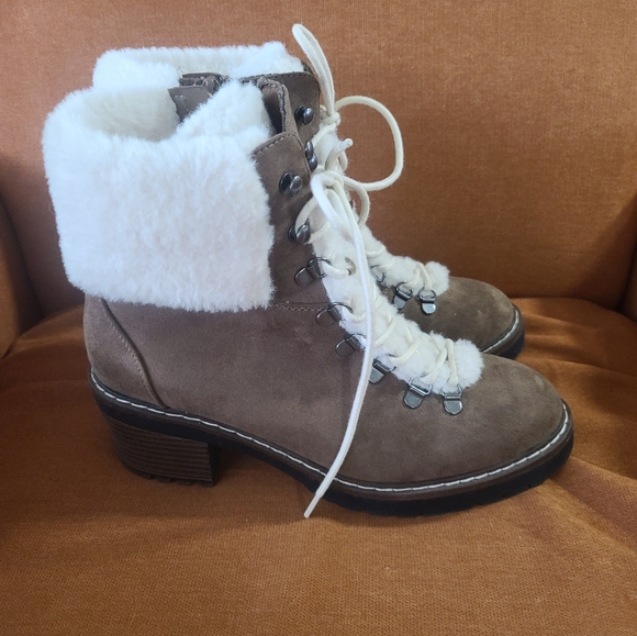 Women's Tan and White Faux Shearling Lined Boots Chunky Size 9.5 - Picture 14 of 14